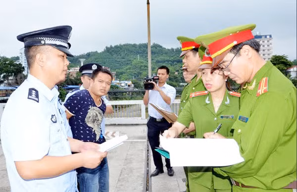 Trao trả đối tuợng Lưu Hoa Thành cho Công an Trung Quốc tại cửa khẩu Quốc tế Lào Cai.