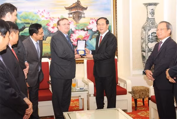 Bộ trưởng Trần Đại Quang tặng quà lưu niệm ngài Orycsaba, Đại sứ đặc mệnh toàn quyền Cộng hòa Hungary. Ảnh Việt Hưng. Bộ trưởng Trần Đại Quang tặng quà lưu niệm ngài Orycsaba, Đại sứ đặc mệnh toàn quyền Cộng hòa Hungary. Ảnh Việt Hưng.