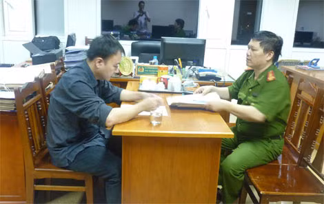 Nguyễn Tất Kiên (bìa trái) đang khai báo hành vi phạm tội tại cơ quan Công an. Nguyễn Tất Kiên (bìa trái) đang khai báo hành vi phạm tội tại cơ quan Công an.
