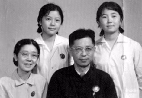 Tào Ngu với vợ hai Phương Thụy và hai con.