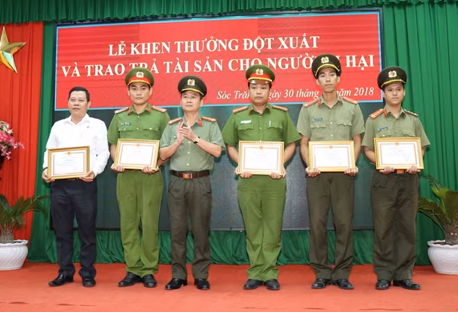 Đại tá Nguyễn Minh Ngọc, Phó Giám đốc Công an tỉnh Sóc Trăng, tặng Giấy khen các cá nhân có thành tích xuất sắc làm rõ các vụ lừa đảo chiếm đoạt tài sản.