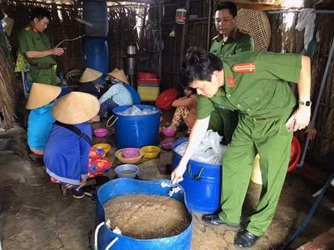 Bắt quả tang tài xế vận chuyển gần 1 tấn tôm bơm tạp chất ảnh 4