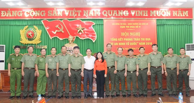 Các đại biểu tham dự Hội nghị, cùng lãnh đạo UBND tỉnh Sóc Trăng.