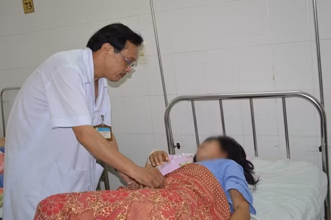 BS thăm hỏi sức khỏe bệnh nhân L. sau khi phẫu thuật.