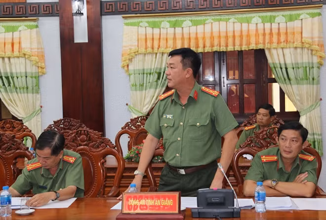 Đại tá Lâm Minh Hồng - Phó Giám đốc Công an An Giang, phát biểu tại Hội nghị.