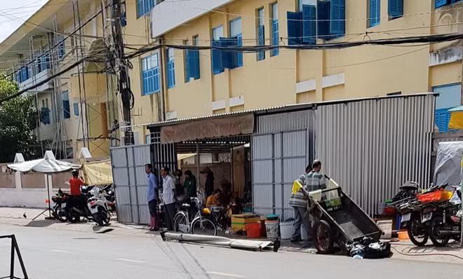 Quán cháo dựng trái phép trên vỉa hè là của người thân Phó Chủ tịch UBND TP Sóc Trăng.