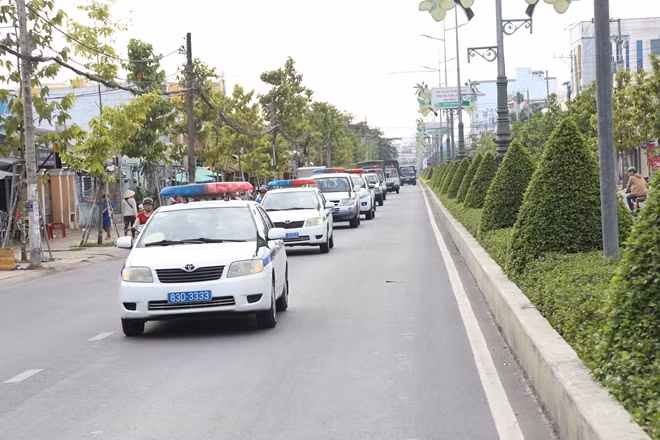 Các lực lượng của Công an tỉnh Sóc Trăng diễu hành qua các tuyến đường chính ở TP Sóc Trăng.