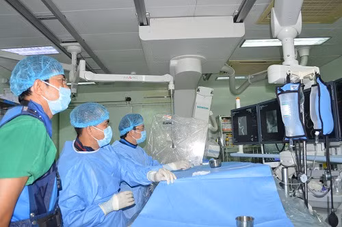 Các BS của BVĐKTƯ Cần Thơ, thực hiện can thiệp mạch máu não cho các bệnh nhân.