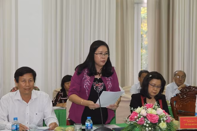 BS Bùi Thị Lệ Phi, Giám đốc Sở Y tế TP Cần Thơ, báo cáo với đoàn công tác của Bộ Y tế về tình hình hoạt động của ngành Y tế thành phố thời gian qua.