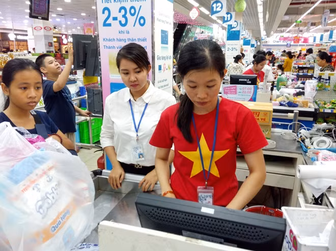 Nhân viên siêu thị đồng loạt mặc áo đỏ sao vàng để cổ vũ đội tuyển bóng đá Việt Nam.