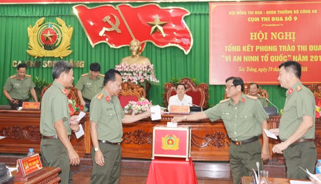 Công an các đơn vị bỏ phiếu suy tôn đơn vị nhận Cờ thi đua của Chính phủ và Bộ Công an.