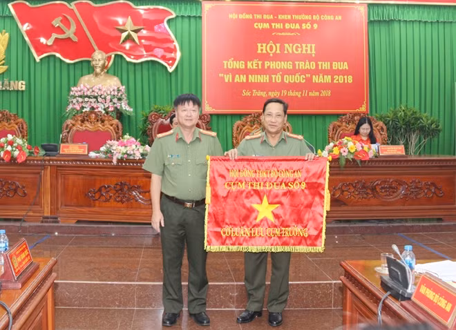 Công an tỉnh Sóc Trăng bàn giao Cờ luân lưu Cụm trưởng năm 2019 cho Công an tỉnh Cà mau.