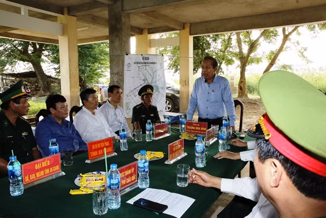Phó Thủ tướng Trương Hòa Bình, đến thăm CBCS Đồn biên phòng Vĩnh Ngươn, TP Châu Đốc (ảnh Mạnh Hùng/VGP).