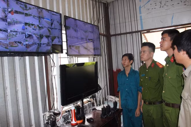 Cảnh sát khu vực 3 (phường Cái Khế, quận Ninh Kiều, TP Cần Thơ), theo dõi tình hình ANTT trên địa bàn qua hệ thống “Camera an ninh”.