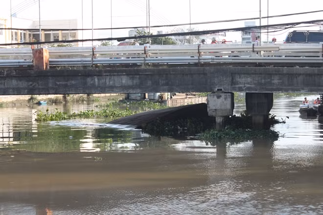 Chiếc sà lan bị lật úp dưới gầm cầu Cái Khế.
