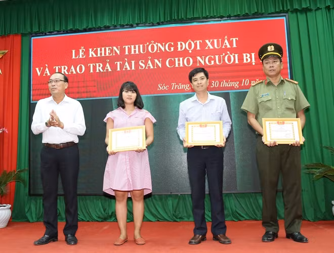 Lãnh đạo Sở TT&TT tỉnh Sóc Trăng, khen thưởng các cá nhân có thành tích xuất sắc làm rõ các vụ lừa đảo chiếm đoạt tài sản.