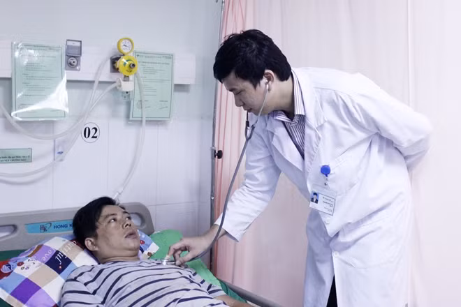 BS đang thăm khám cho bệnh nhân Đ. sau khi được cứu sống.