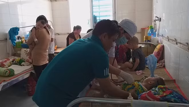 Do lượng bệnh nhi nhập viện nhiều nên có đến 2, 3 bệnh nhi phải nằm 1 giường.