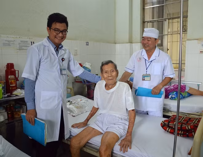Cụ S. (98 tuổi), đang được điều trị tại BVĐK tỉnh Cà Mau.