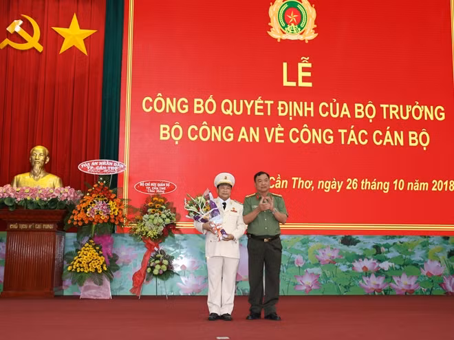 Đại tá Trần Ngọc Hạnh, nguyên Giám đốc Công an TP Cần Thơ, tặng hoa chúc mừng Đại tá Nguyễn Văn Thuận, Giám đốc Công an thành phố.