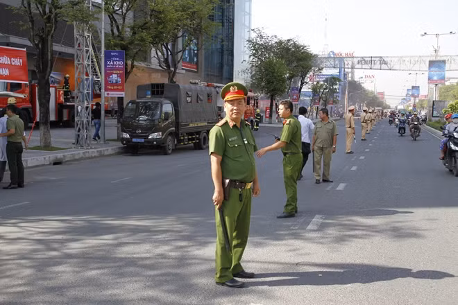 Các lực lượng phối hợp giữ gìn ANTT khu vực thực tập.