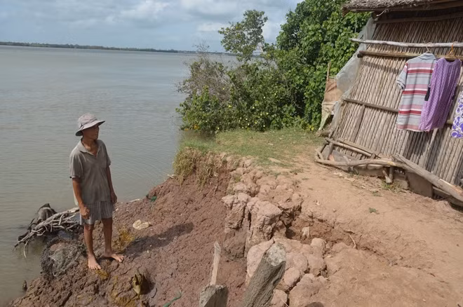 Một hộ dân ngao ngán khi di dời nhà nhiều lần mà vẫn không tránh được sạt lở.