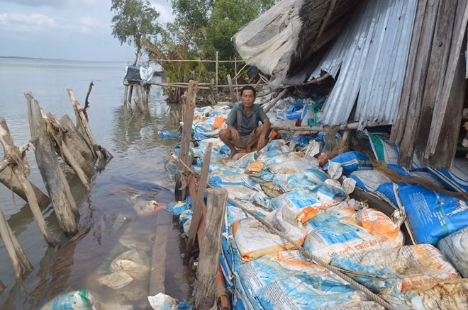 Căn nhà của ông Mum bị sạt lở nặng.