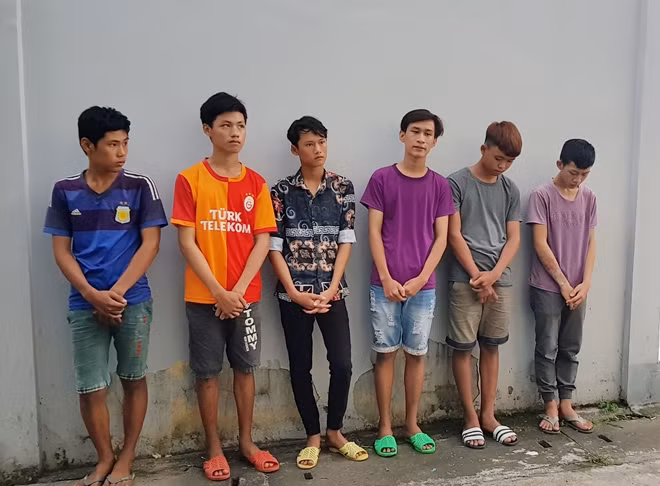 Nhóm "trẻ trâu", gây ra hàng loạt vụ ném đá vào xe ô tô trên tuyến Quản lộ Phụng Hiệp, đoạn qua huyện Phước Long (Bạc Liêu).