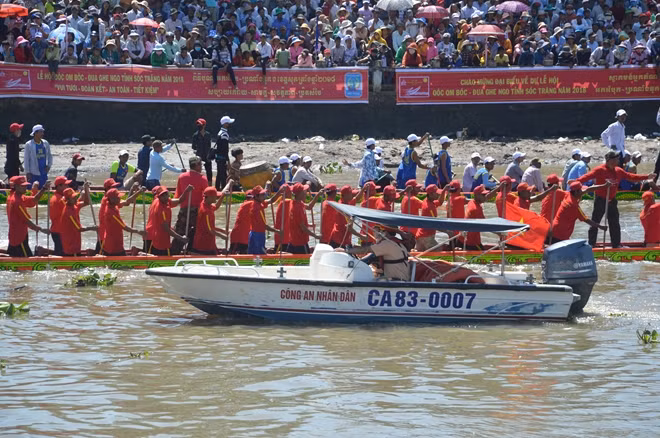 Công an Sóc Trăng bảo vệ an toàn cho đường đua ghe Ngo trên sông Maspero.