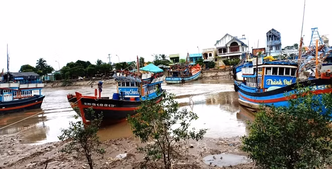Tàu cá của các tỉnh vào trú bão tại cảng Trần Đề (Sóc Trăng).