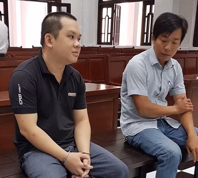 Hai bị cáo, Hoàng và Kha tại tòa.