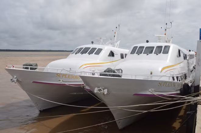 Tàu cao tốc Superdong Trần Đề - Côn Đảo và ngược lại, đang neo đậu tại cảng Trần Đề (Sóc Trăng).