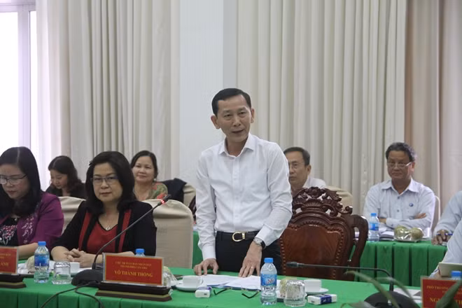 Ông Võ Thành Thống, Chủ tịch UBND TP Cần Thơ, phát biểu tại buổi làm việc với Bộ trưởng Bộ Y tế.