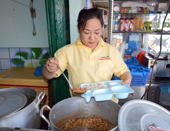 Quán cơm Nhân Nghĩa phục vụ từ 9 đến 14h, từ thứ 2 đến thứ 7.