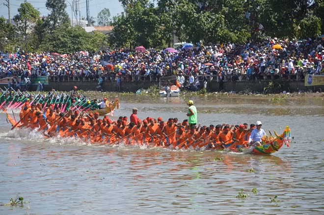 Các đội ghe Ngo bước vào tranh tài quyết liệt.