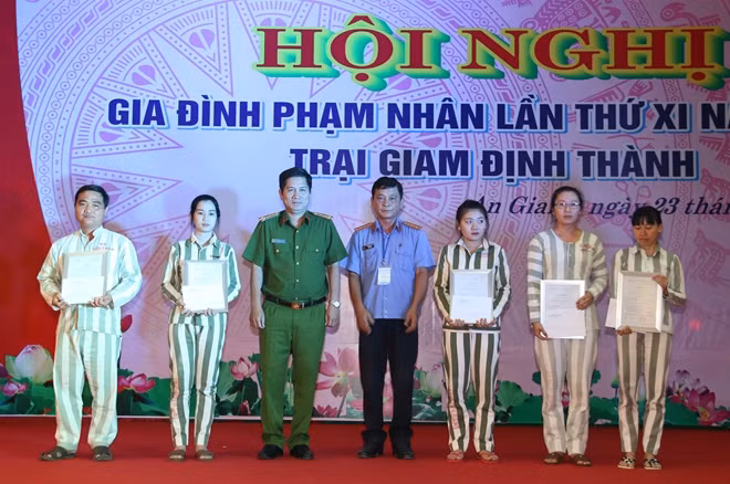 Ban Giám thị Trại giam Định Thành và Viện KSND tỉnh An Giang, khen thưởng các phạm nhân cải tạo tốt.