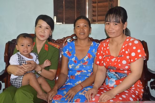 Đại úy Lê Thị Quỳnh thăm cháu Hải sau khi cháu xuất viện (cùng bà nội và mẹ của cháu)