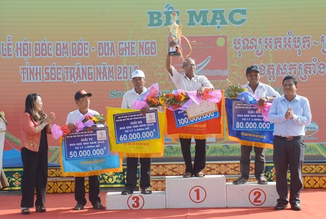 Ban Tổ chức trao thưởng cho các đội ghe Ngo nữ đoạt giải.