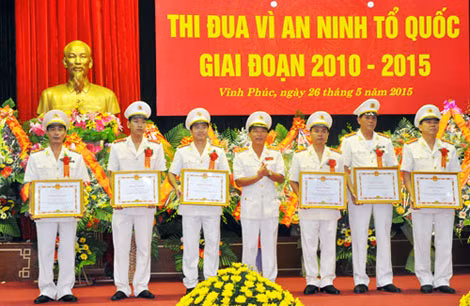 Thứ trưởng Trần Việt Tân, Thứ trưởng Bộ Công an trao Bằng khen của Bộ Công an tặng các tập thể, cá nhân có thành tích xuất sắc.