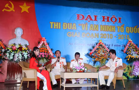 Đại hội thi đua giao lưu với các điển hình tiên tiến.