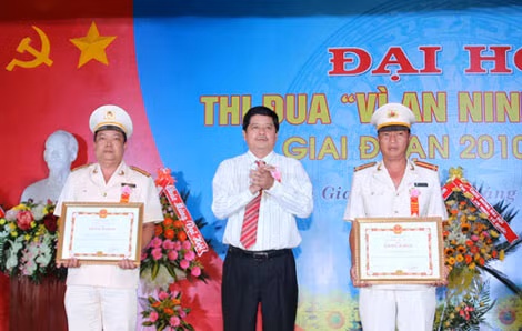 Ông Hồ Việt Hiệp - Phó Chủ tịch UBND tỉnh An Giang trao Bằng khen của Bộ Công an tặng các tập thể, cá nhân tiên tiến phong trào thi đua.