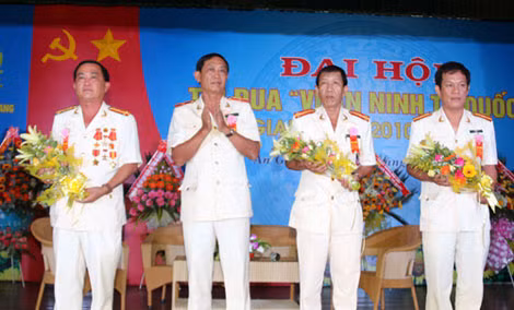 Thiếu tướng Bùi Bé Tư - Giám đốc Công an An Giang tặng hoa các điển hình tiên tiến phong trào thi đua.