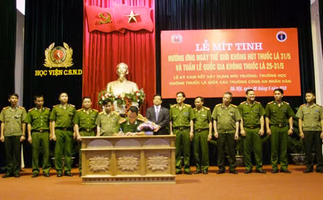 Đại diện các Học viện, trường CAND các tỉnh phía Bắc ký cam kết hưởng ứng kế hoạch trường học không khói thuốc. Ảnh: Đàm Trang.