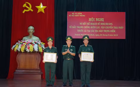 Lãnh đạo Bộ Tư lệnh BĐBP trao Bằng khen cho các tập thể, cá nhân đạt thành tích xuất sắc trong đấu tranh phòng chống buôn lậu thuốc lá.
