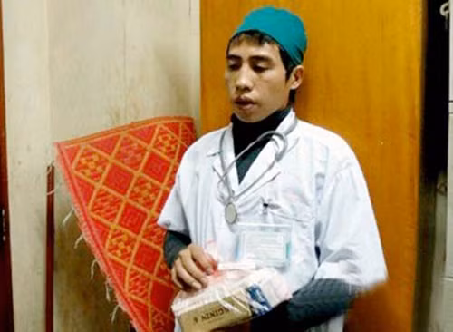 Đối tượng giả bác sĩ.