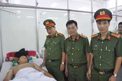 Cục Cảnh sát PCCC thăm 2 chiến sĩ bị thương