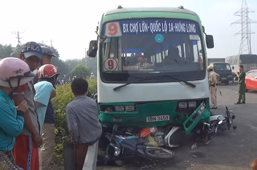 Xe buýt đổ dốc cầu mất phanh chèn nát hàng loạt xe gắn máy