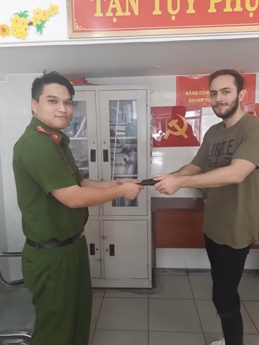 Nam du khách cảm kích sau khi nhận tài sản bị cướp