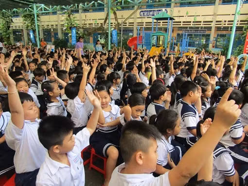 Phổ biến luật giao thông cho các em học sinh tiểu học