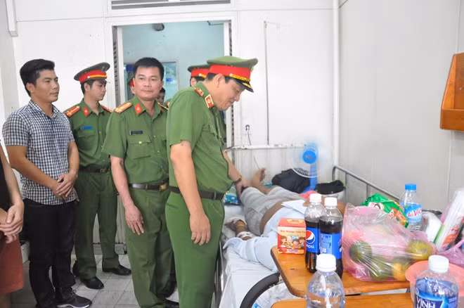 Thiếu tướng Đỗ Minh Dũng-Phóc Cục trưởng Cục PCCC và CNCH-Bộ Công an thăm hỏi gia đình 2 chiến sĩ bị thương